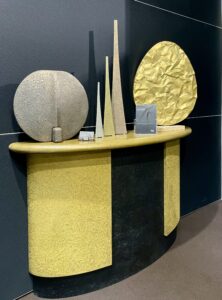 Read more about the article Harmony of contrasts: console covered in brass with refined textures